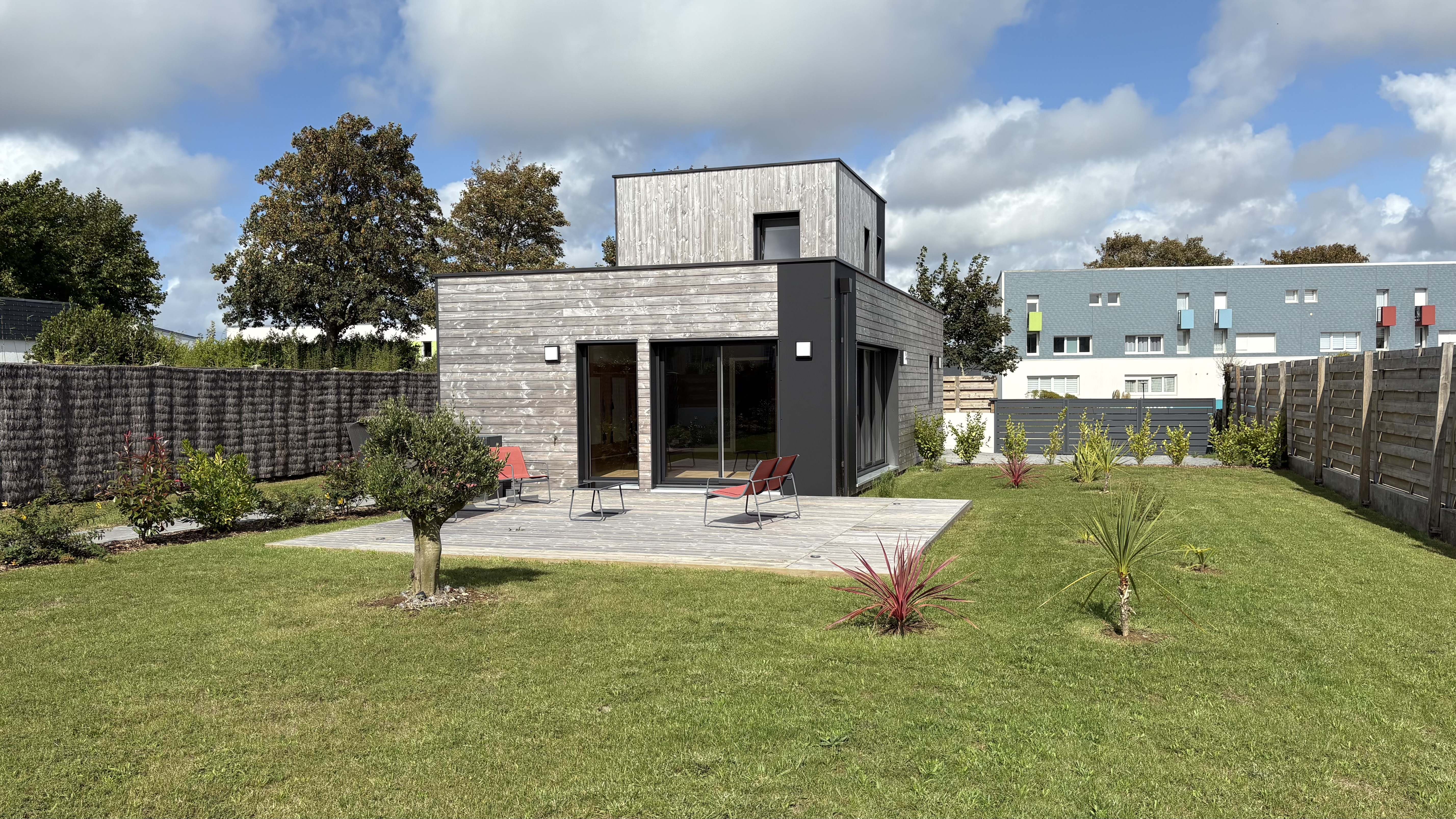Cabinet d'ostéopathie à Brest - Vue extérieure du bâtiment moderne avec jardin