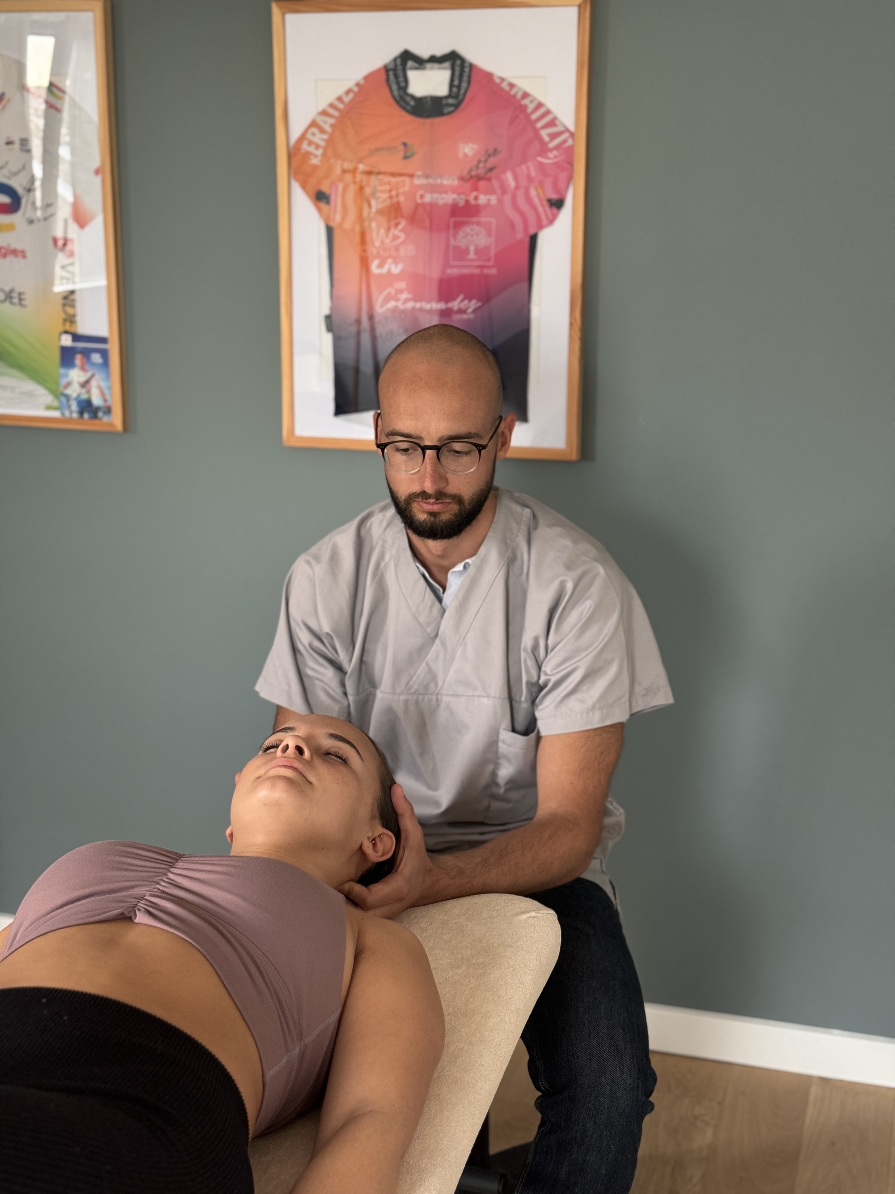 Vincent Heuveline pratiquant l'ostéopathie sur une patiente